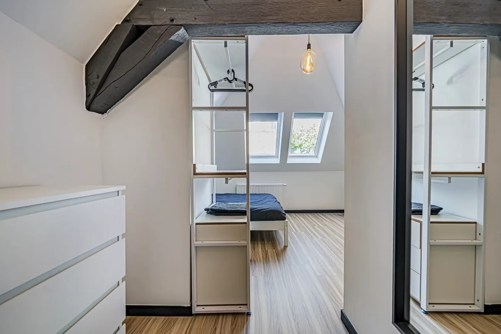 Quarto de estudante em  com área de estudo e instalações partilhadas
