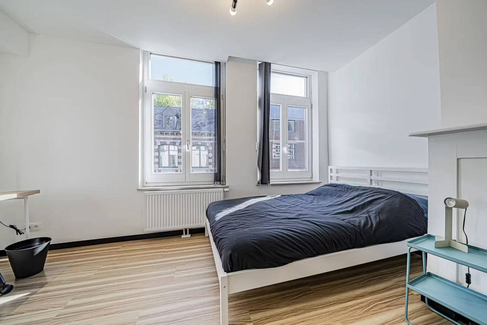 Quarto de estudante em  com área de estudo e instalações partilhadas