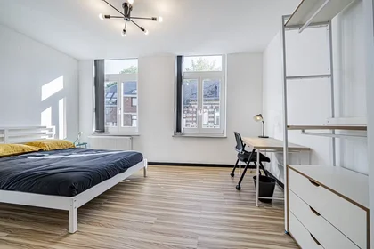 Habitación en alquiler con cama doble {area}