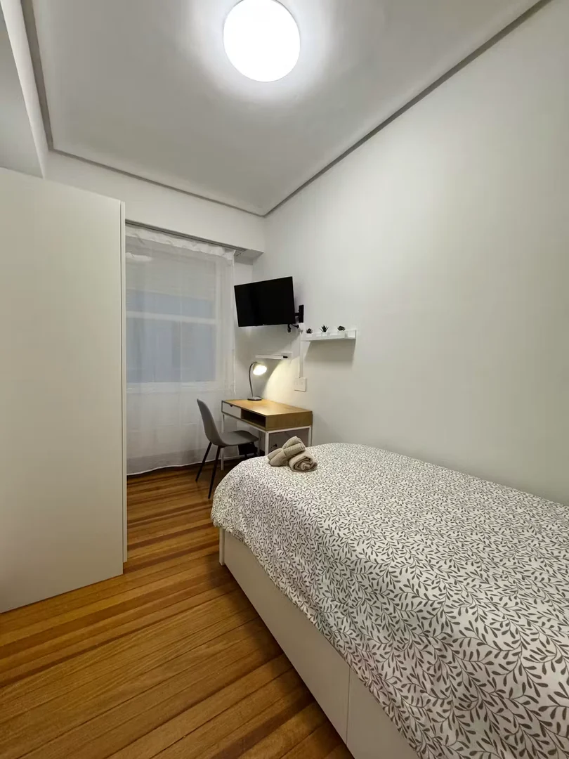 Zimmer in Studentenwohnung in zu vermieten, voll möbliert