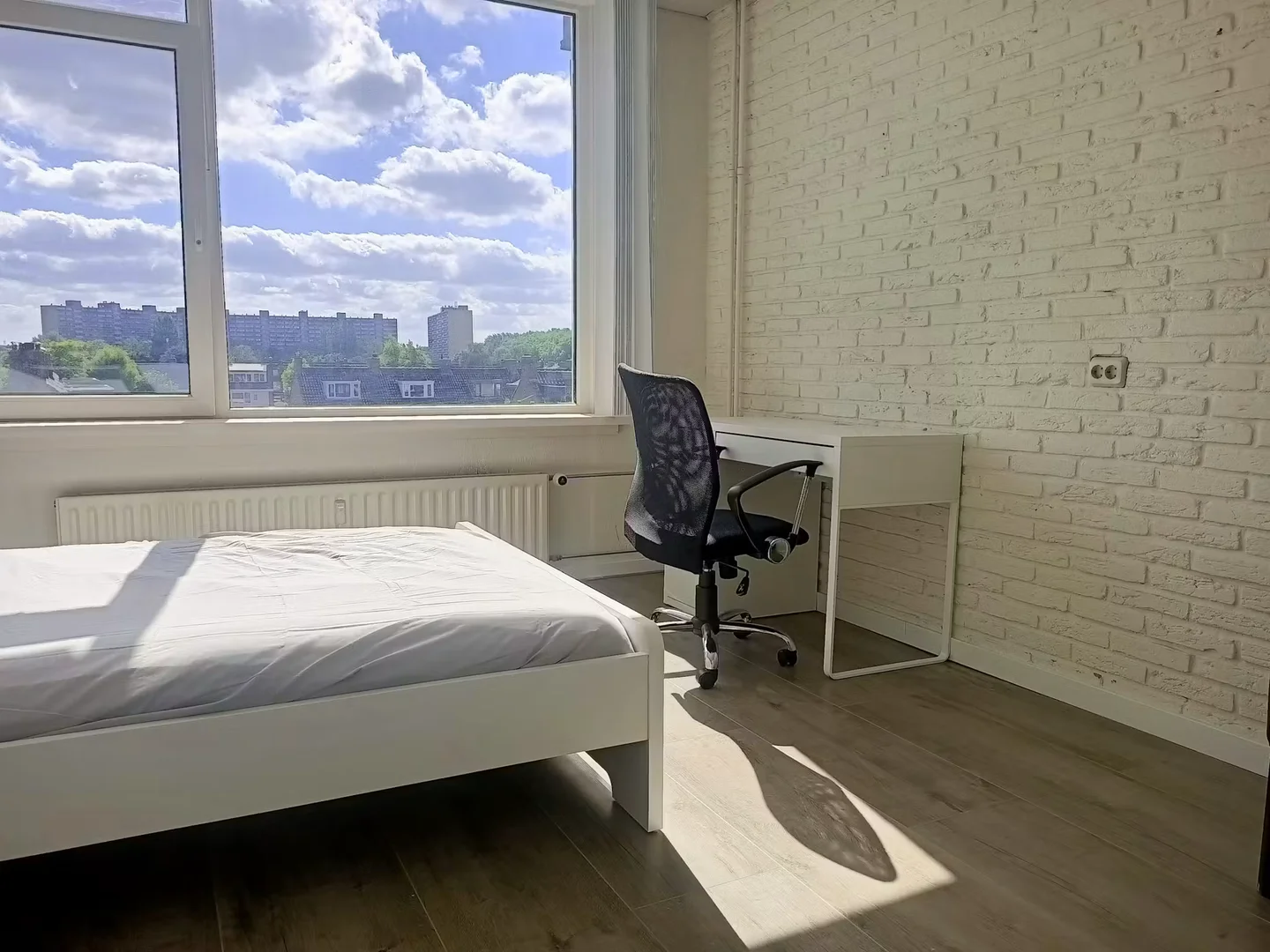 Chambre d'étudiant à  avec espace d'étude et installations communes