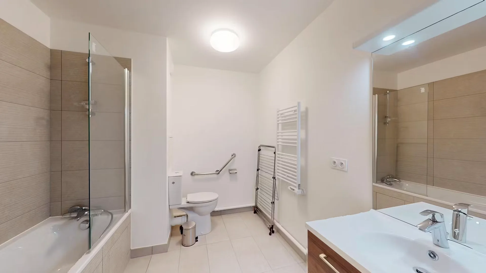 Jasny i przestronny pokój studencki z łatwym dostępem do uniwersytetu w 