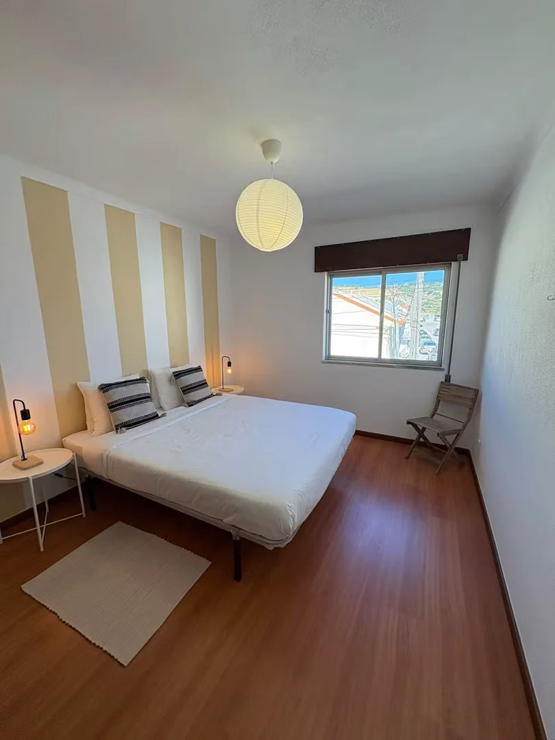 Chambre d'étudiant à  avec espace d'étude et installations communes