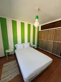 Chambre privée à Rua dos Bombeiros Voluntários de Cacilhas, Costa da Caparica, image 1 de 10