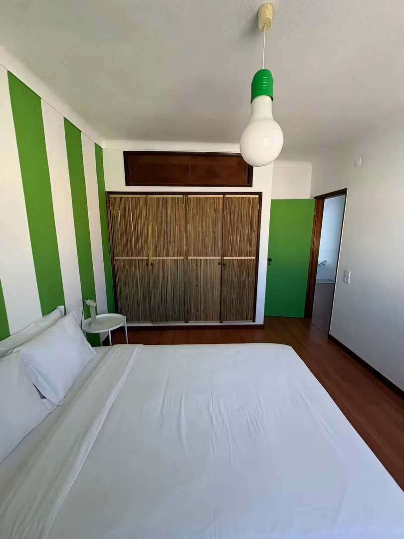Chambre abordable pour les étudiants avec un bon éclairage dans 