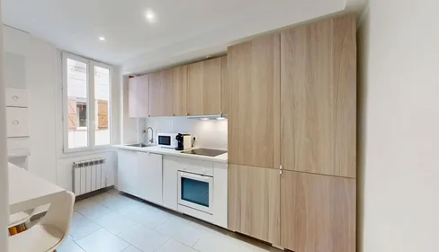 Dairenin tamamı konumu Rue Michel de Bourges, , 7 10 görüntüsü