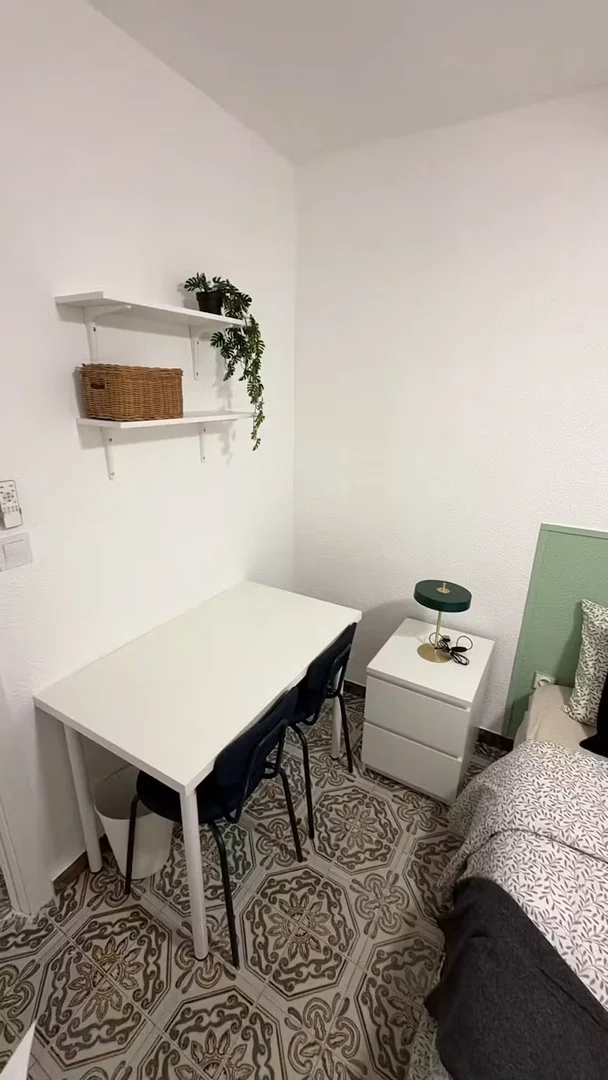 Helles und luftiges Studentenzimmer mit einfachem Zugang zur Universität in