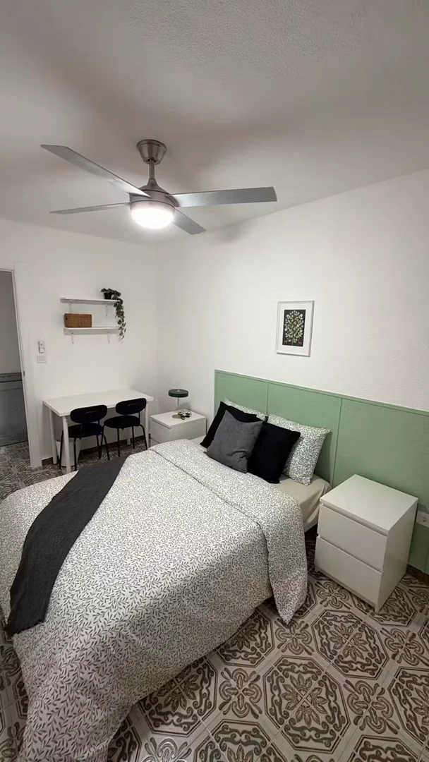 Bezahlbares Zimmer für Studenten mit ausreichender Beleuchtung in