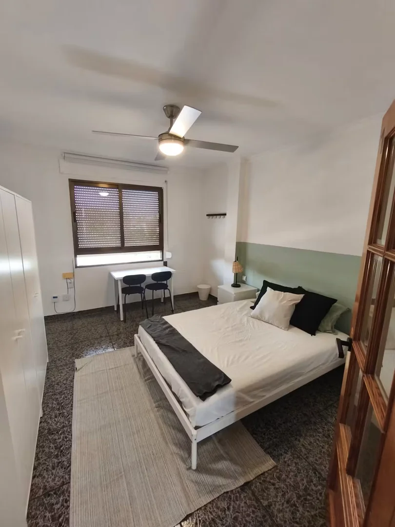 Comfortable and spacious student room in 