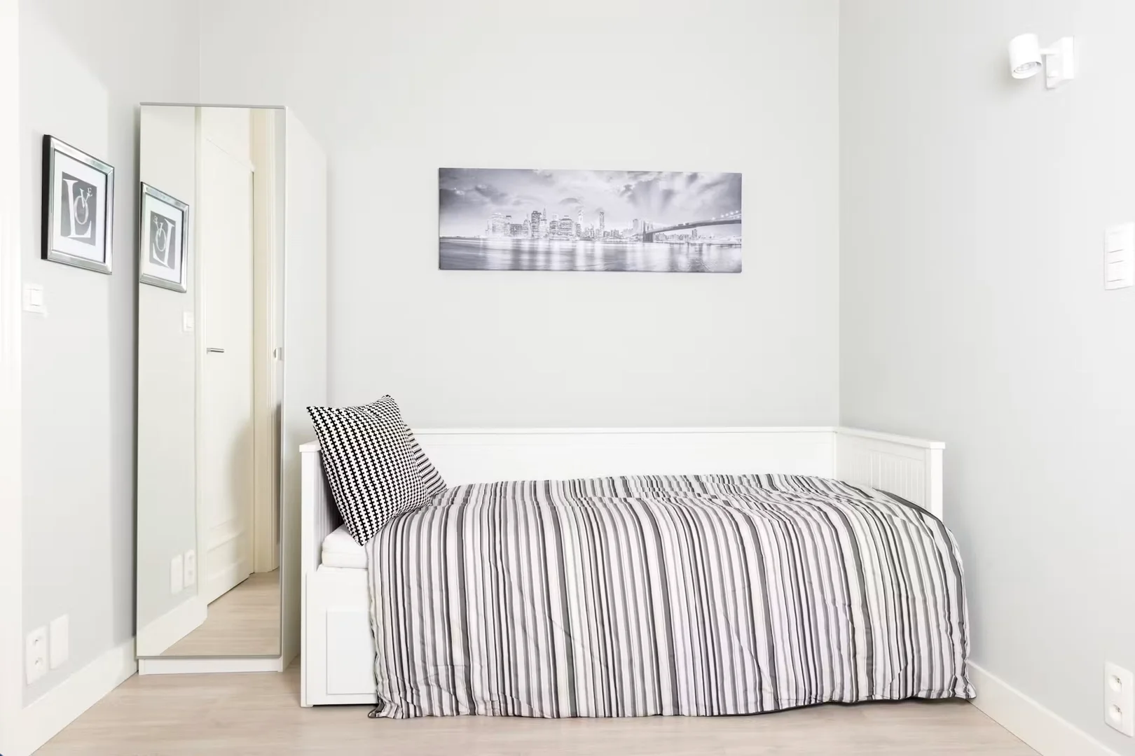 Chambre d'étudiant à  avec espace d'étude et installations communes