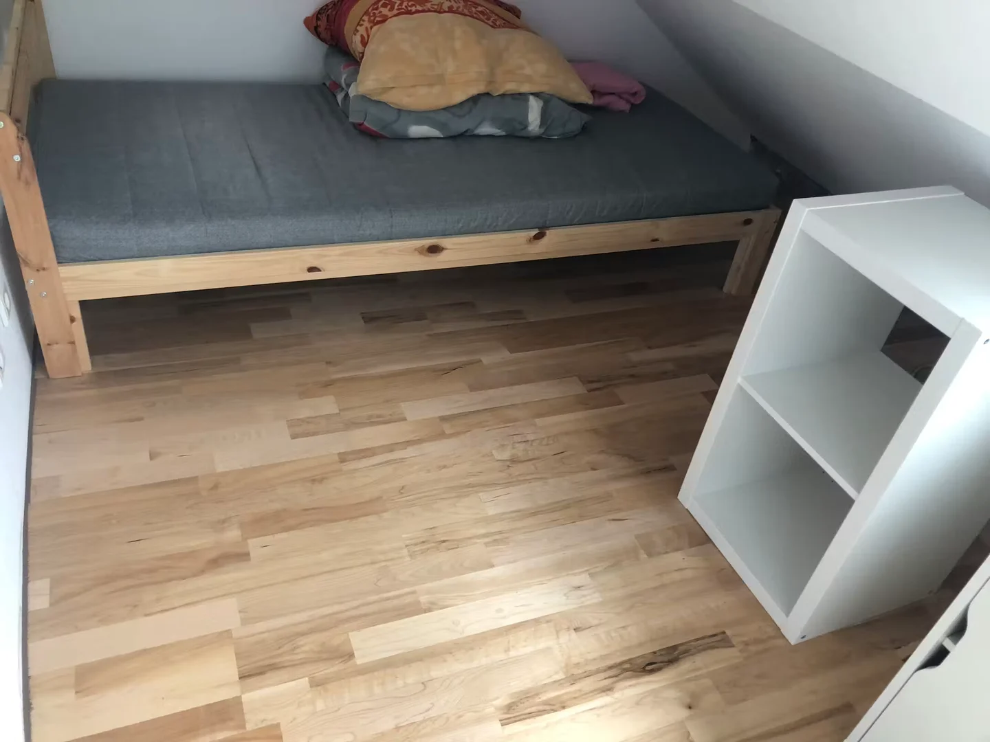 'da çalışma alanı ve ortak tesisler bulunan öğrenci odası