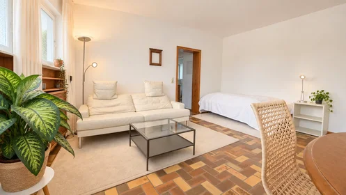 Entire apartment at Menzelstraße, Lerchenberg, image 2 of 10
