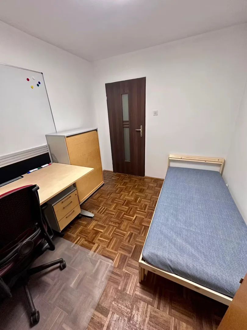 Jasny i przestronny pokój studencki z łatwym dostępem do uniwersytetu w 