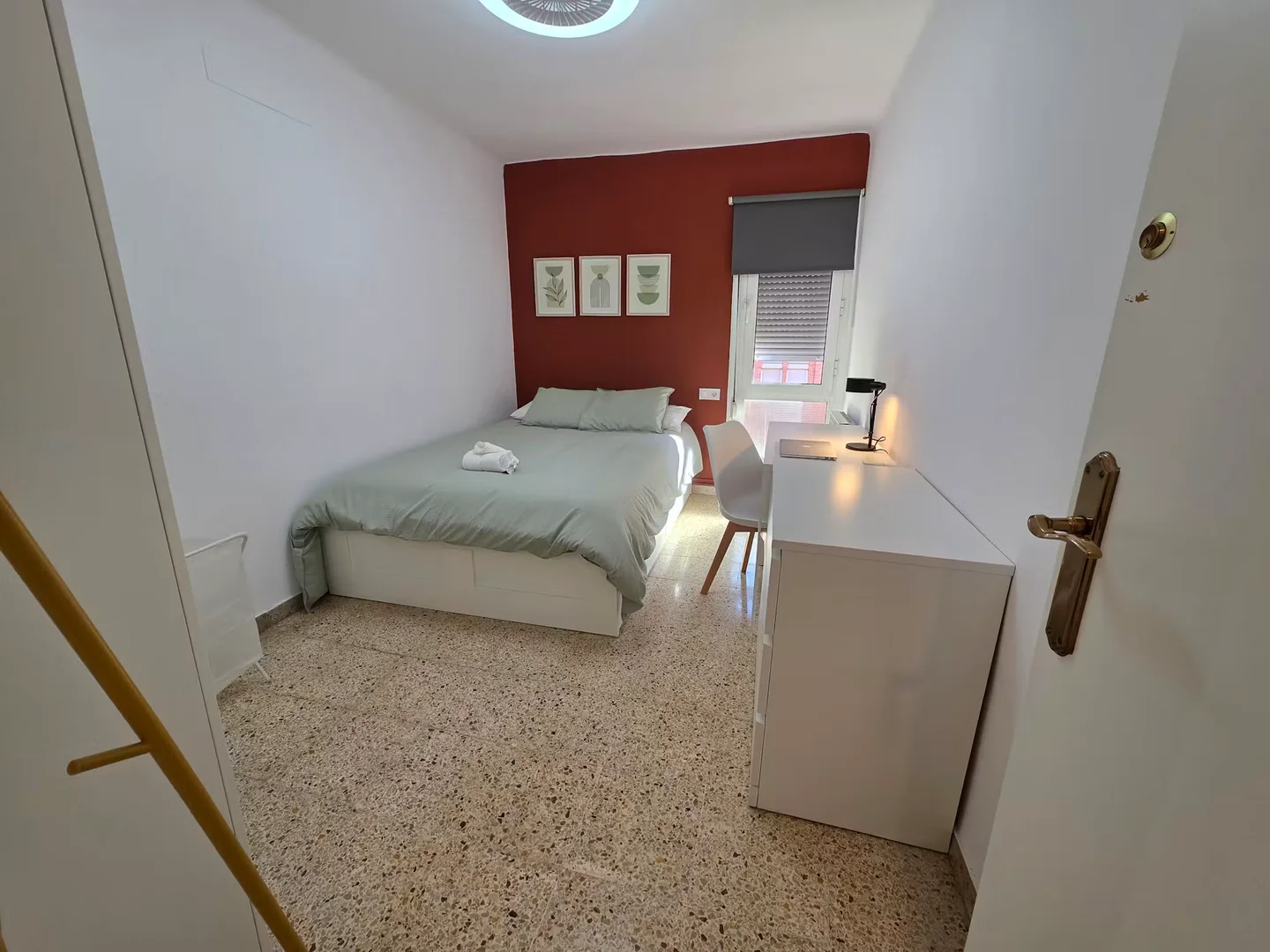Confortevole e spaziosa stanza per studenti in