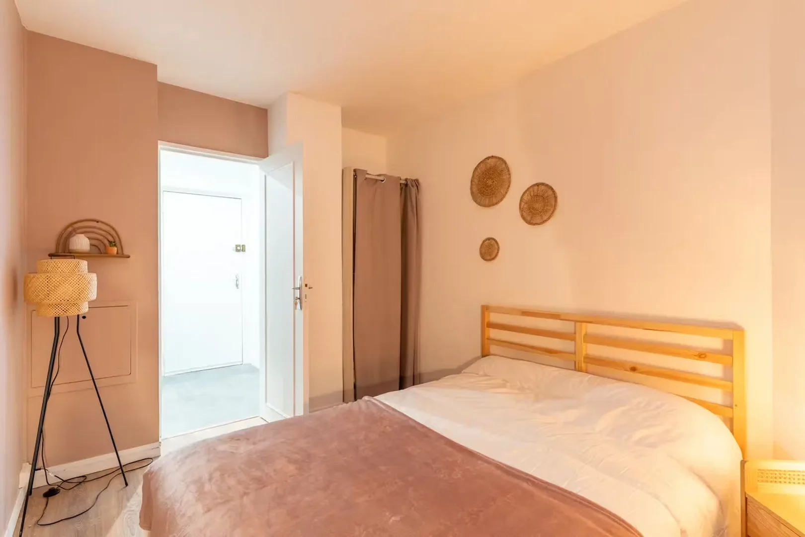 Comfortable and spacious student room in