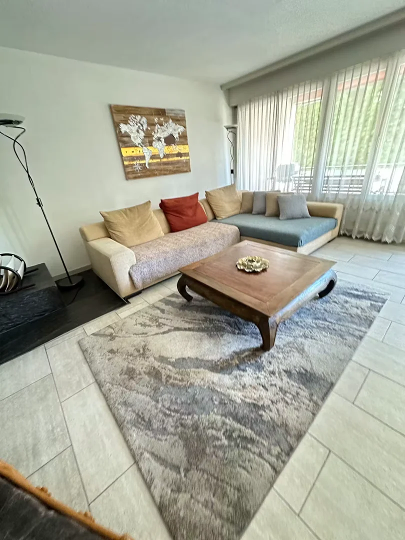 Quarto de estudante em com área de estudo e instalações partilhadas