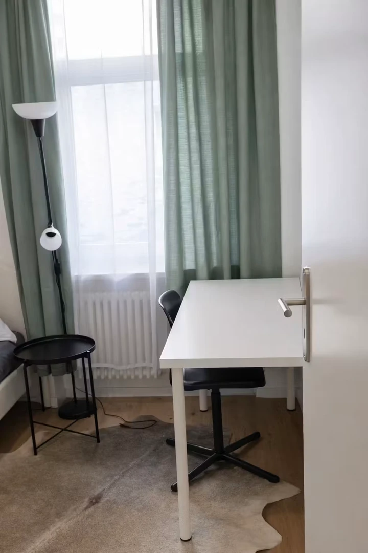 Bright and airy student room with easy university access in 
