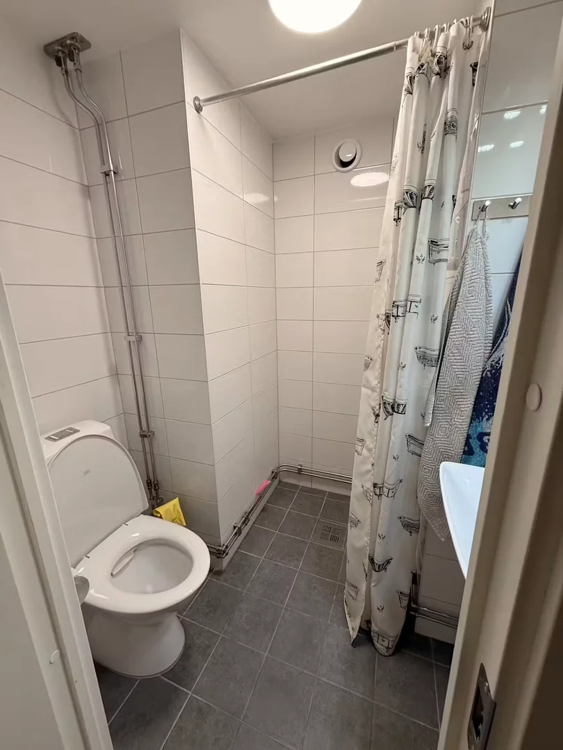 Habitación estudiantil funcional perfecta para estudiar en 