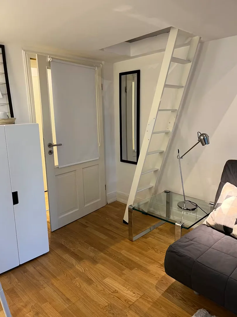 Quarto de estudante em com área de estudo e instalações partilhadas