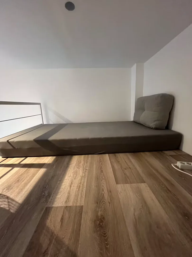 Quarto de estudante em com área de estudo e instalações partilhadas