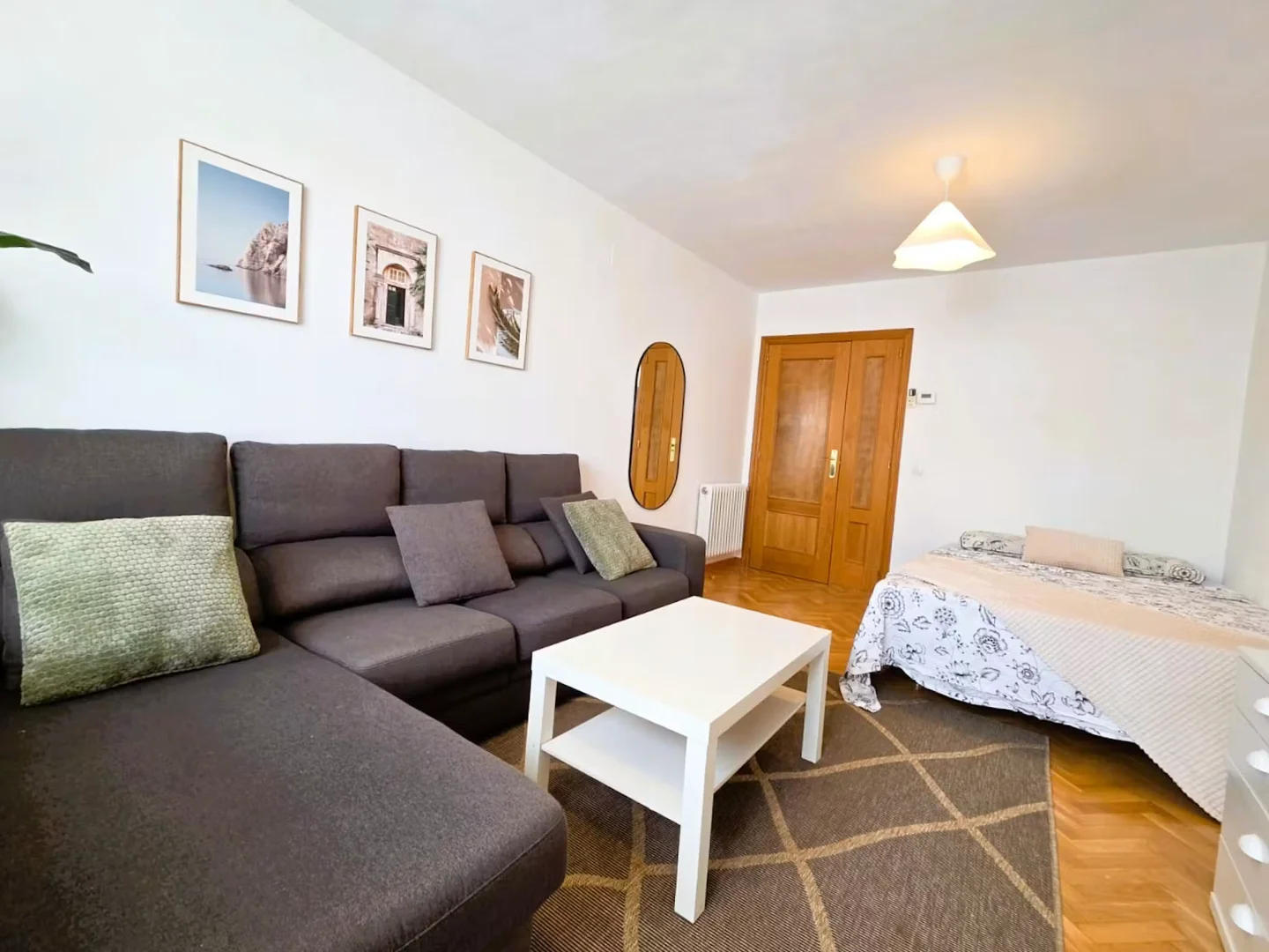 Quarto de estudante em com área de estudo e instalações partilhadas