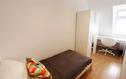 Quarto para alugar com cama de casal em {area}