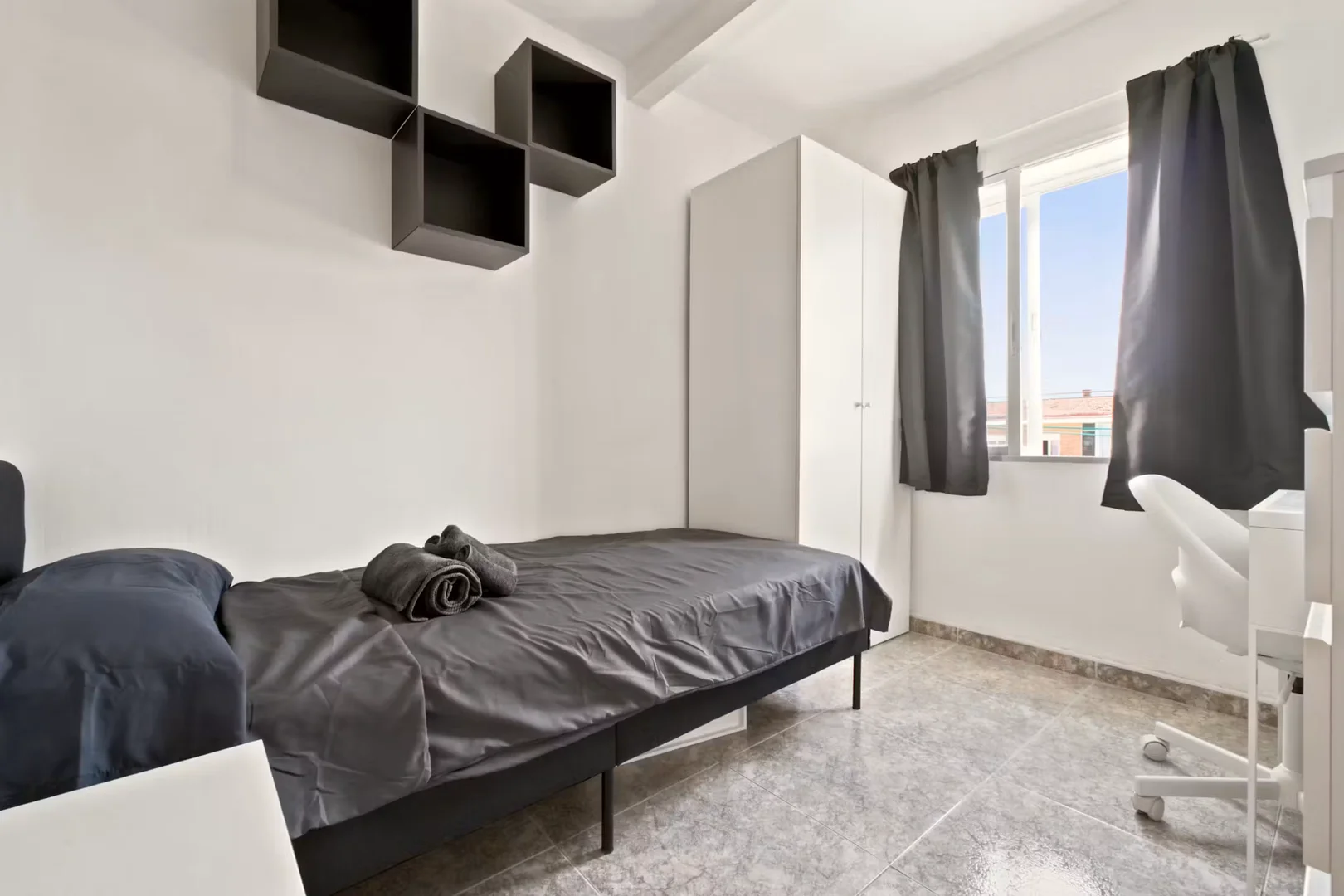 Chambre abordable pour les étudiants avec un bon éclairage dans