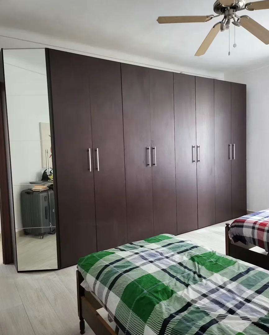 'da öğrenciler için yeterli aydınlatmaya sahip uygun fiyatlı oda