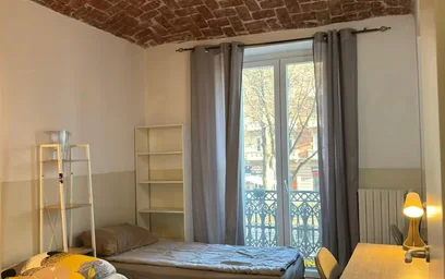 Shared room in 3-bedroom flat {area}
