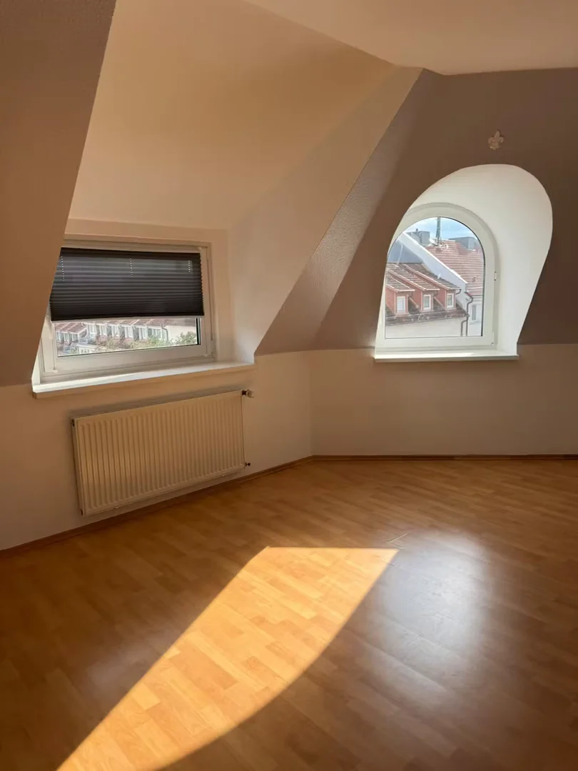 Habitación estudiantil luminosa y aireada con fácil acceso a la universidad en 