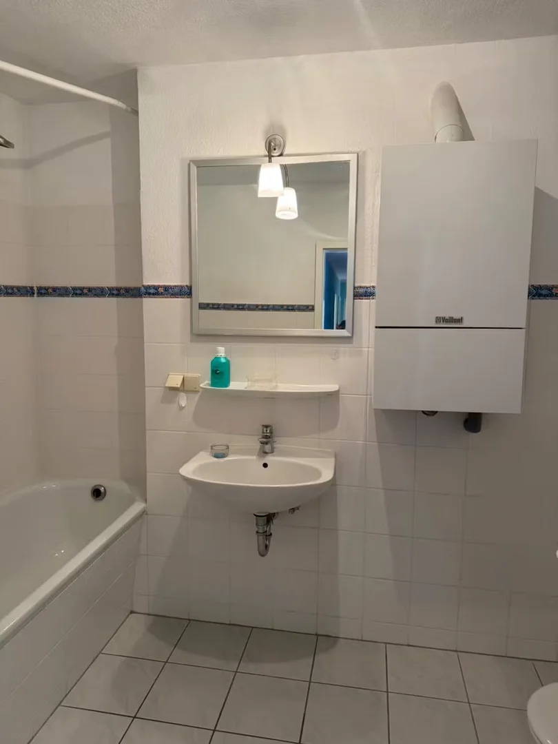 Habitación estudiantil funcional perfecta para estudiar en 