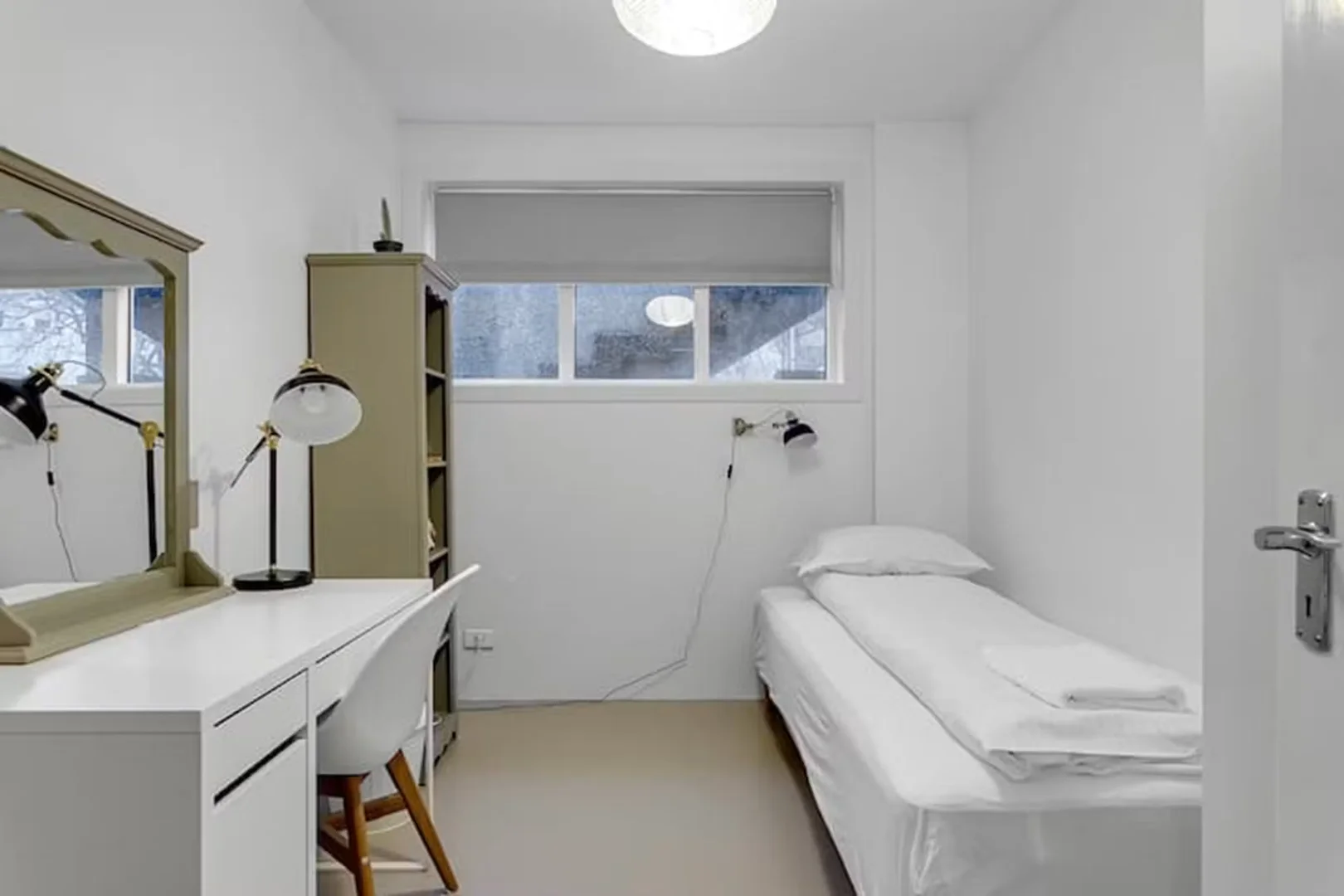 Habitación estudiantil funcional perfecta para estudiar en 