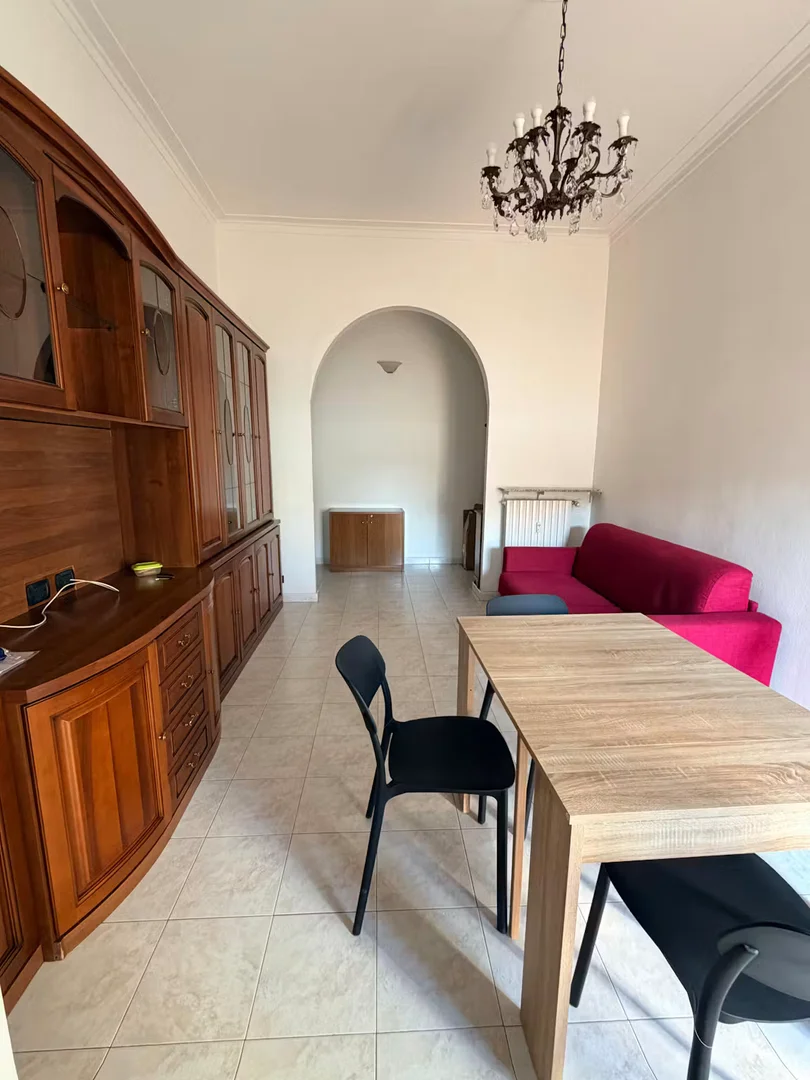 Habitación estudiantil luminosa y aireada con fácil acceso a la universidad en 