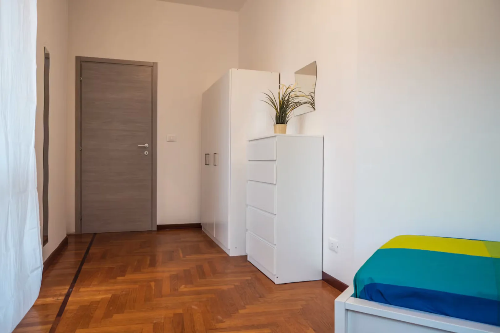 Chambre abordable pour les étudiants avec un bon éclairage dans