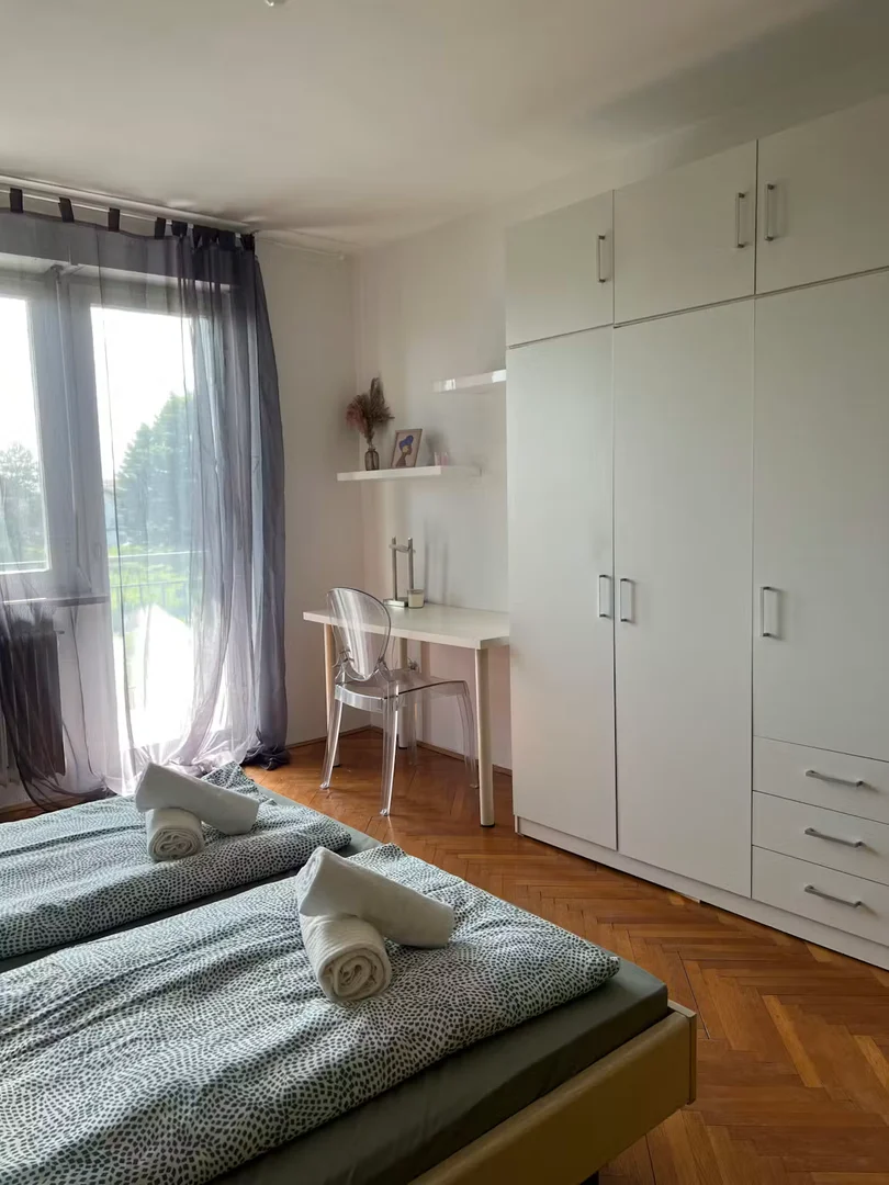 Chambre d'étudiant lumineuse et aérée avec accès facile à l'université dans 