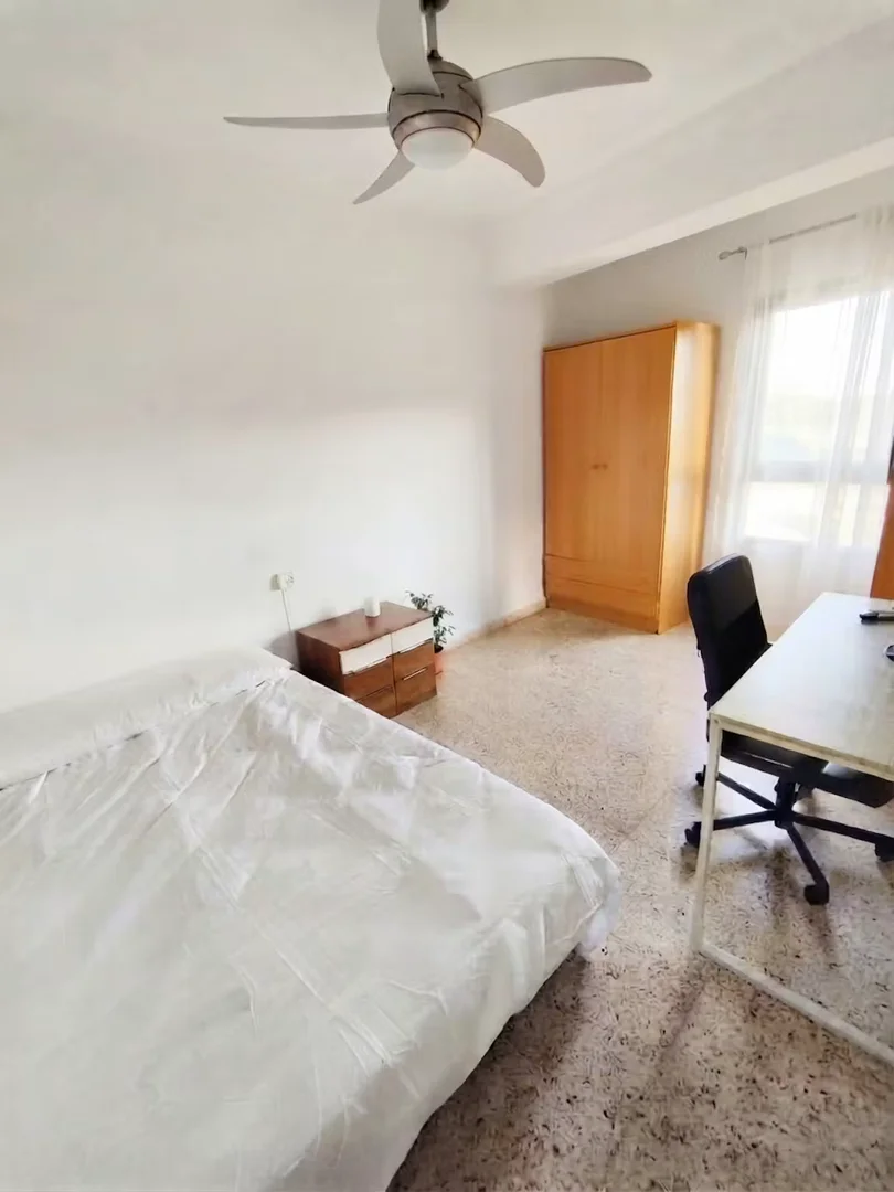 Niedrogi pokój dla studentów z dużym oświetleniem w 