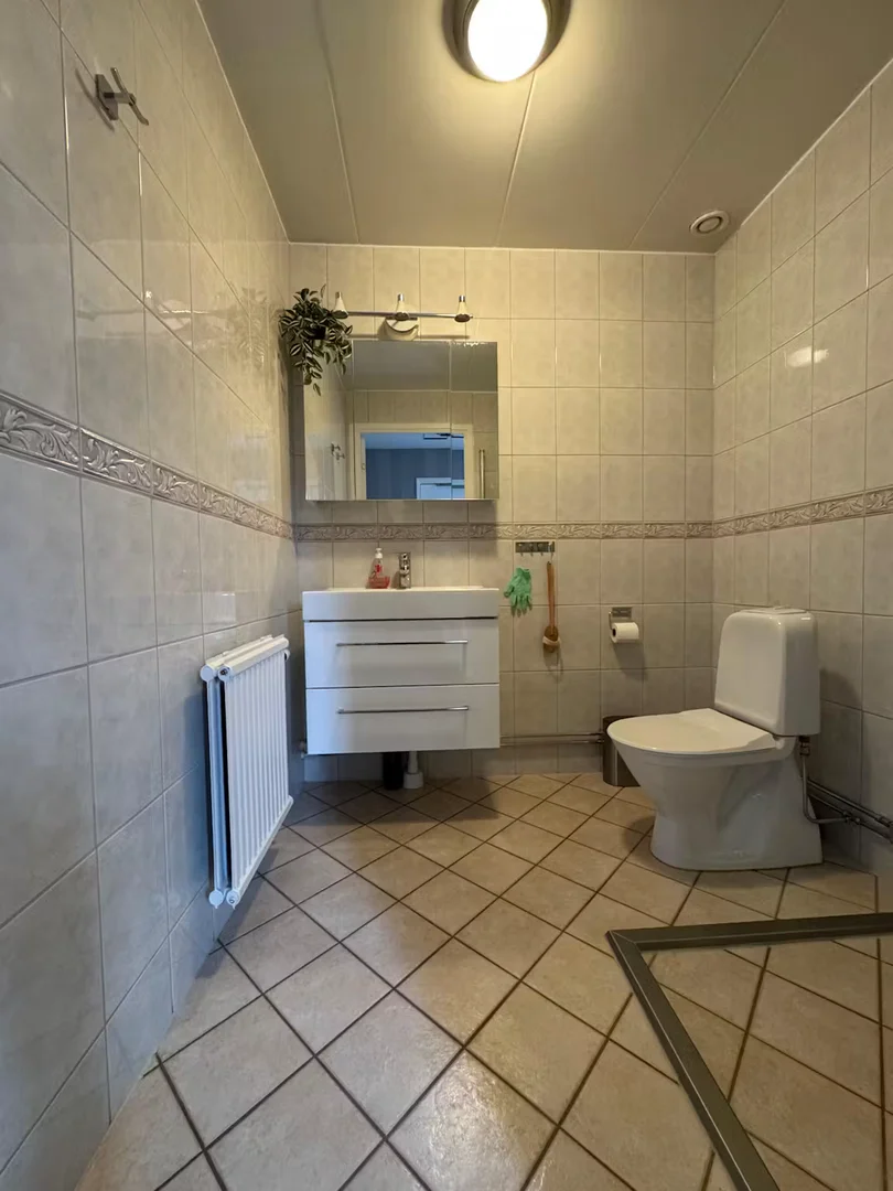 Quarto de estudante em  com área de estudo e instalações partilhadas