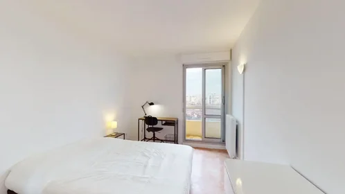 Habitación privada en Rue du 1er Mars 1943, Perralière, imagen 1 de 10