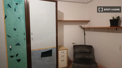 Privatzimmer in der Via Filippo Beroaldo, bild 5 von 17