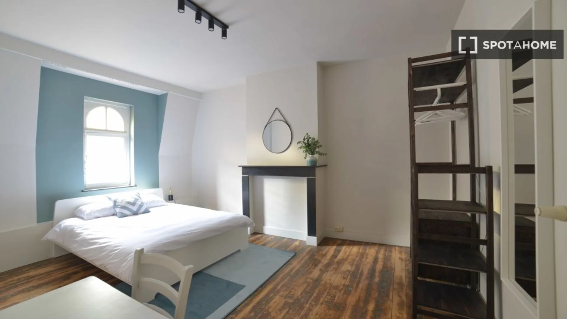 Chambre conviviale pour les étudiants dans  avec des équipements modernes