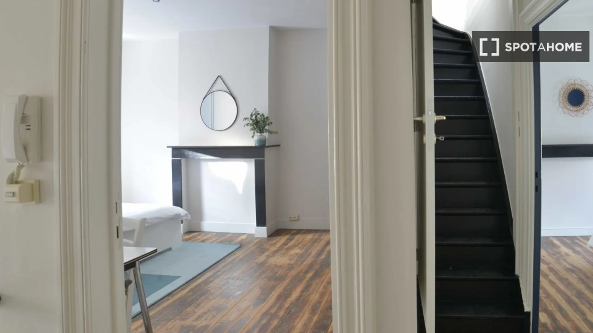 Chambre confortable pour étudiants disponible dans 