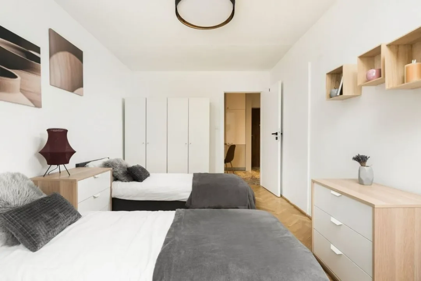 Habitación estudiantil económica cerca del campus en 