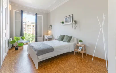 Renting rooms by the month in {area}