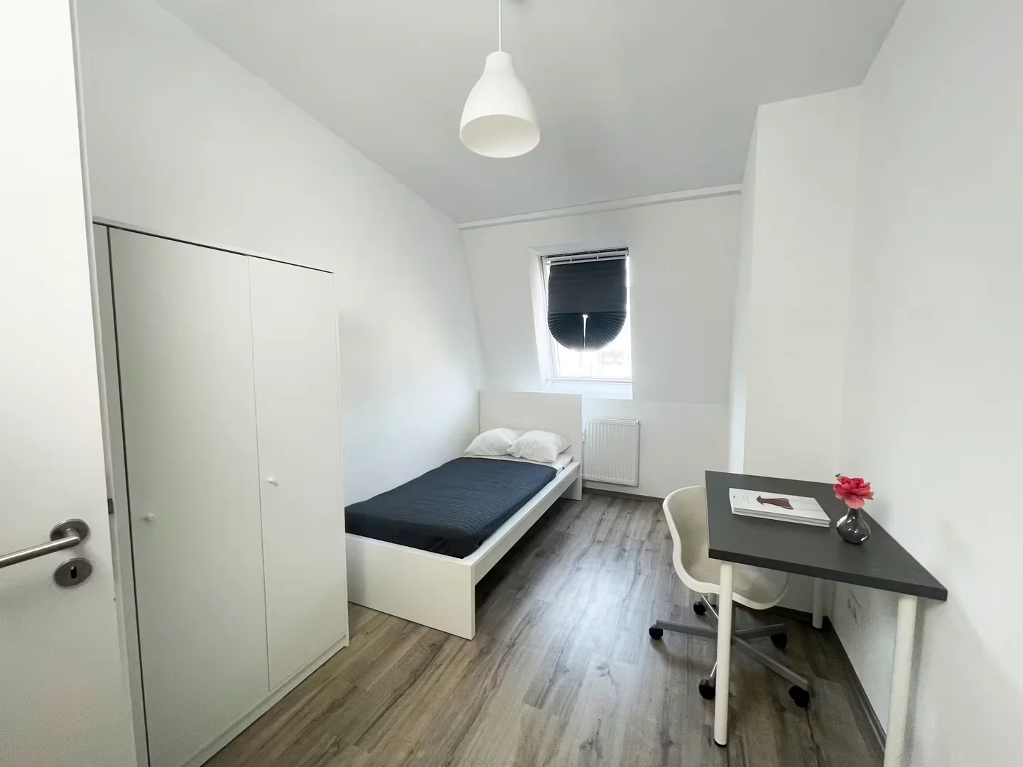Chambre abordable pour les étudiants avec un bon éclairage dans 