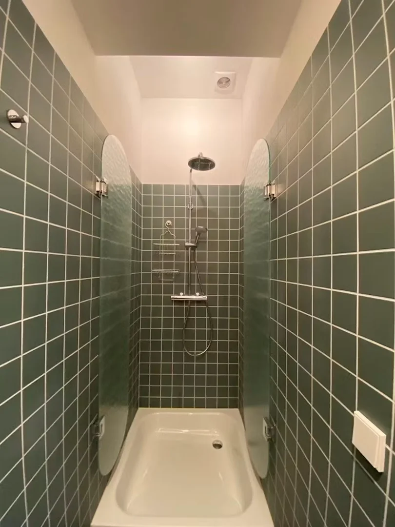 Quarto de estudante luminoso e arejado com acesso fácil à universidade em 