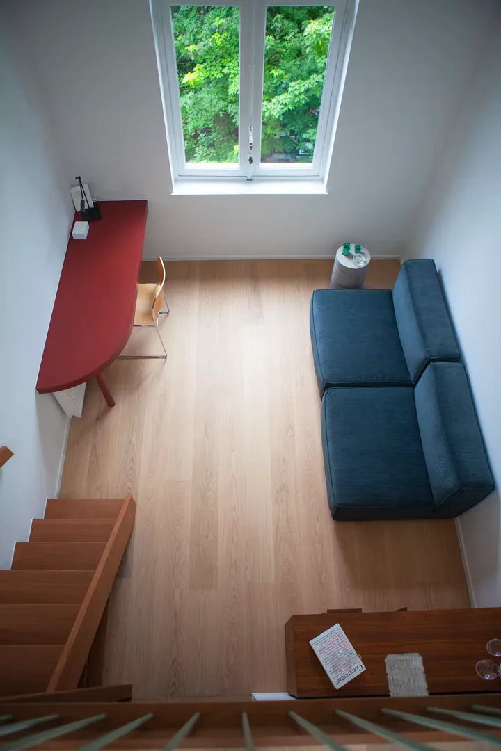 Quarto acessível para estudantes com iluminação ampla em 