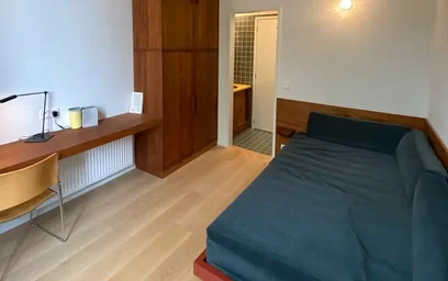 Quarto para alugar com cama de casal em {area}