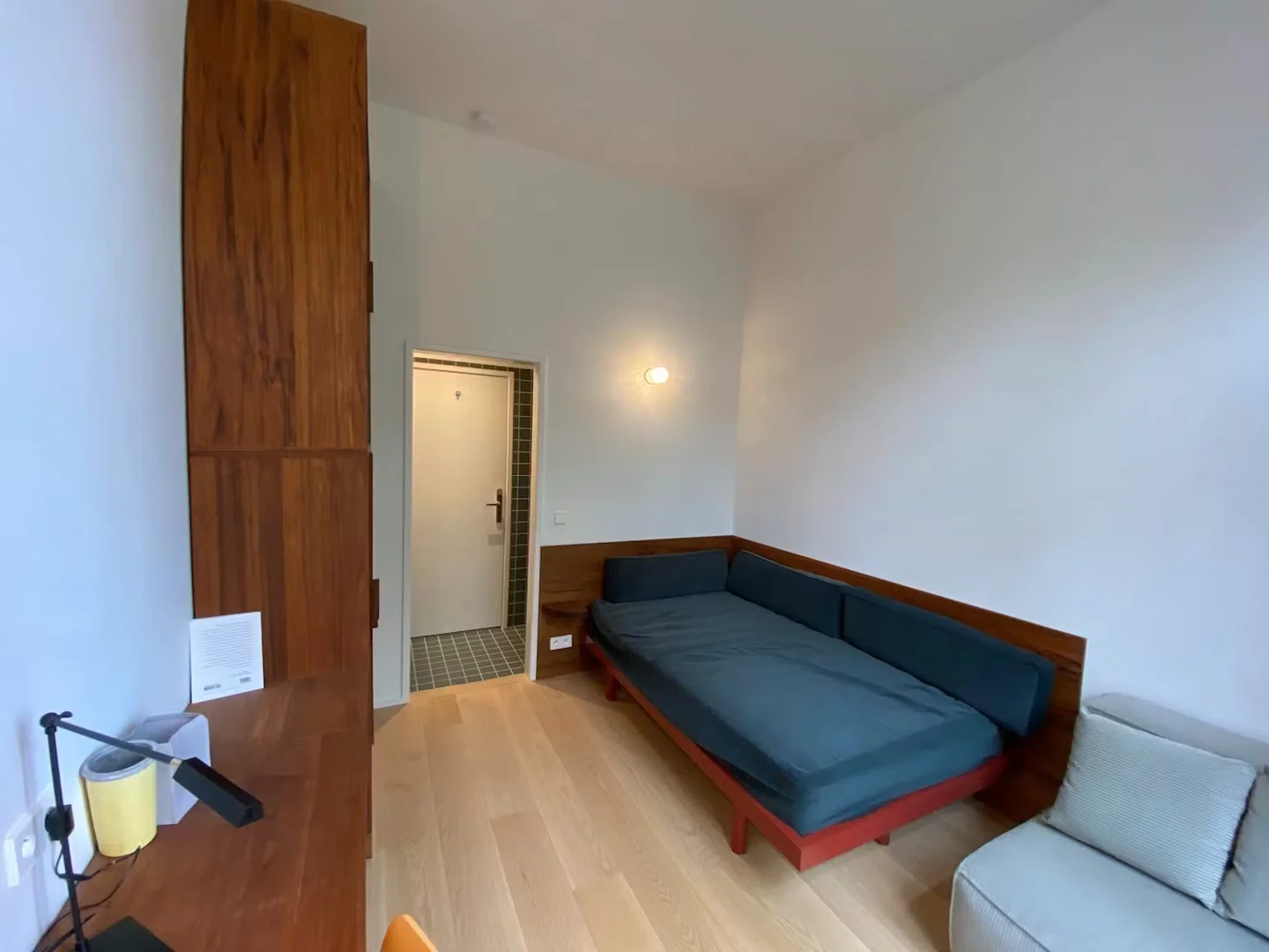 Quarto de estudante confortável e espaçoso em 