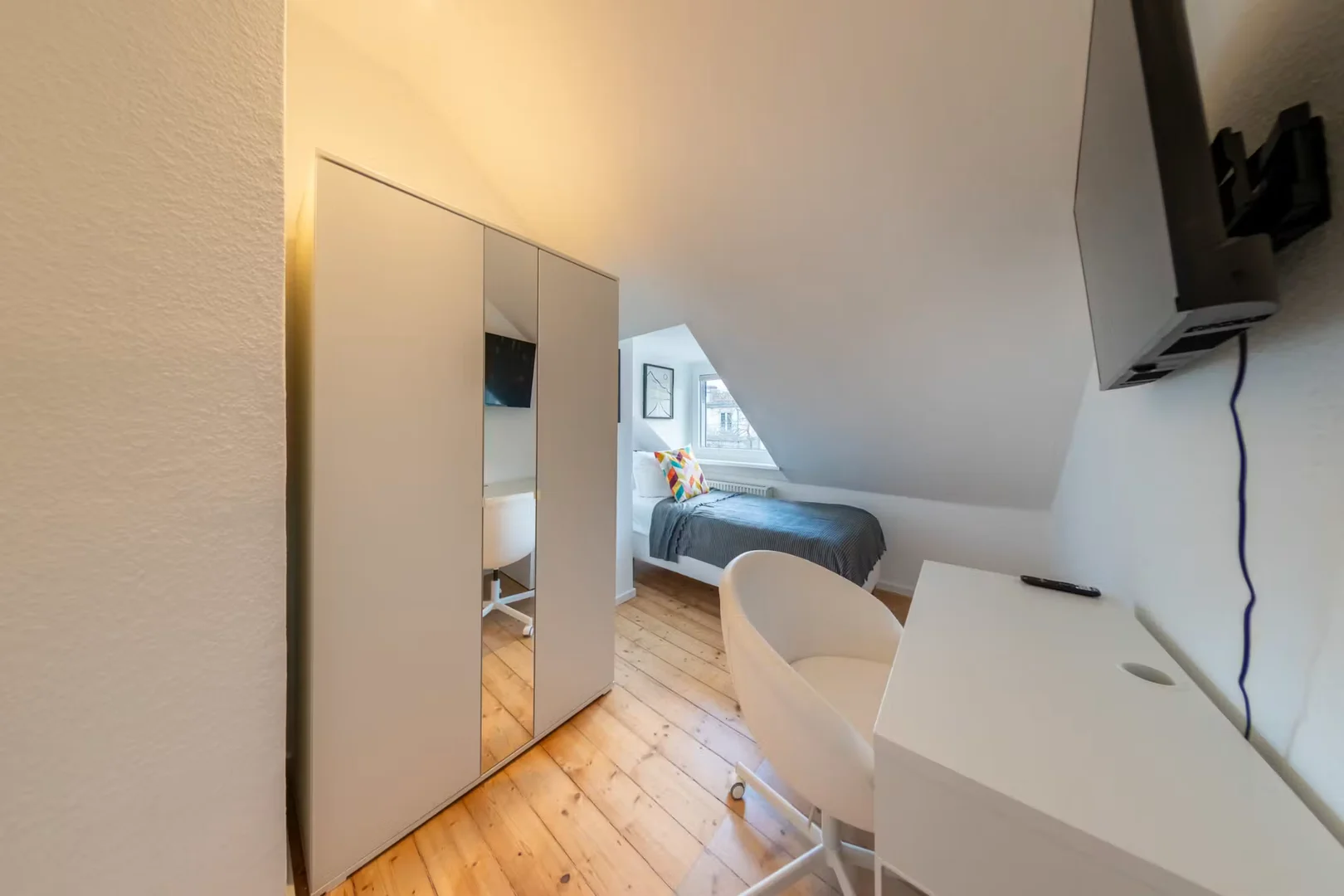 Habitación asequible para estudiantes con buena iluminación en