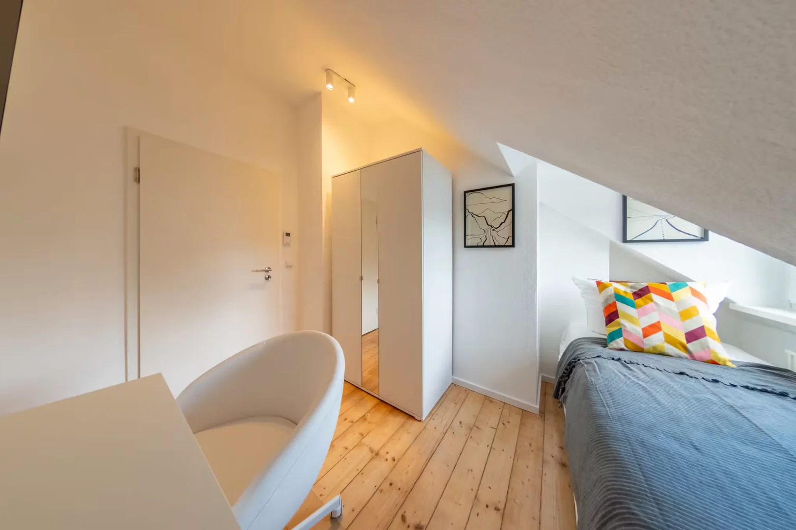 Habitación estudiantil luminosa y aireada con fácil acceso a la universidad en